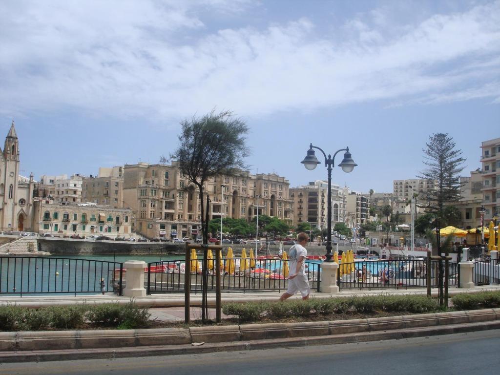 Simons Apartments Minutes Away From Balluta Bay And St Julians Sliema Rum bild